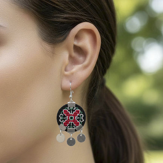 Boucles d'oreille au motif géométrique du Kosovo. Couleur noir et rouge, petites pendeloques métalliques.