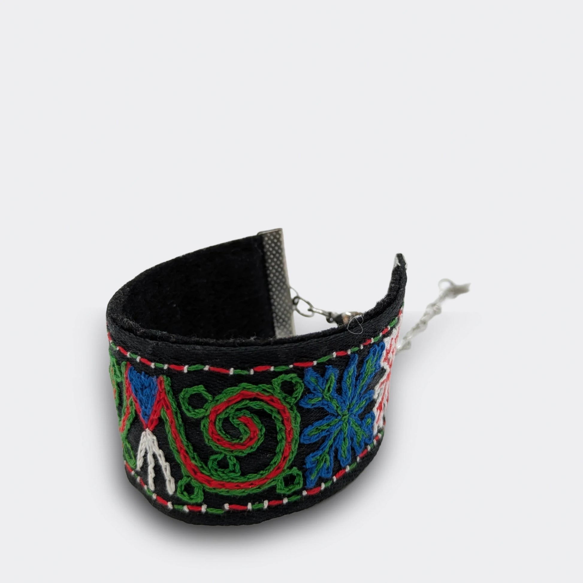 Bracelet noir en coton brocart, broderie traditionnelle serbe aux couleurs vives, pièce faite main en Serbie