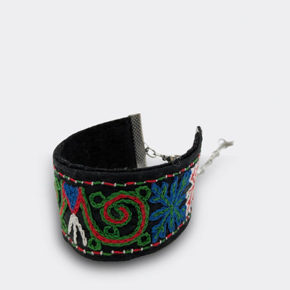 Bracelet noir en coton brocart, broderie traditionnelle serbe aux couleurs vives, pièce faite main en Serbie