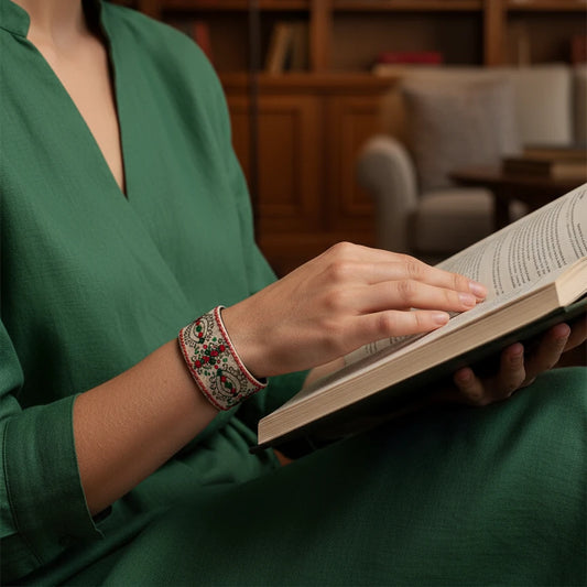 Bracelet artisanal brodé en coton écru, décor rouge et vert inspiré du folklore balkanique