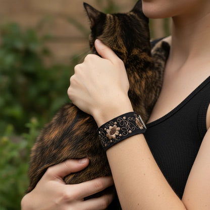 Bracelet brodé noir et champagne en brocart, décoré de fleurs stylisées brodées à la main. Artisanat serbe inspiré du folklore régional