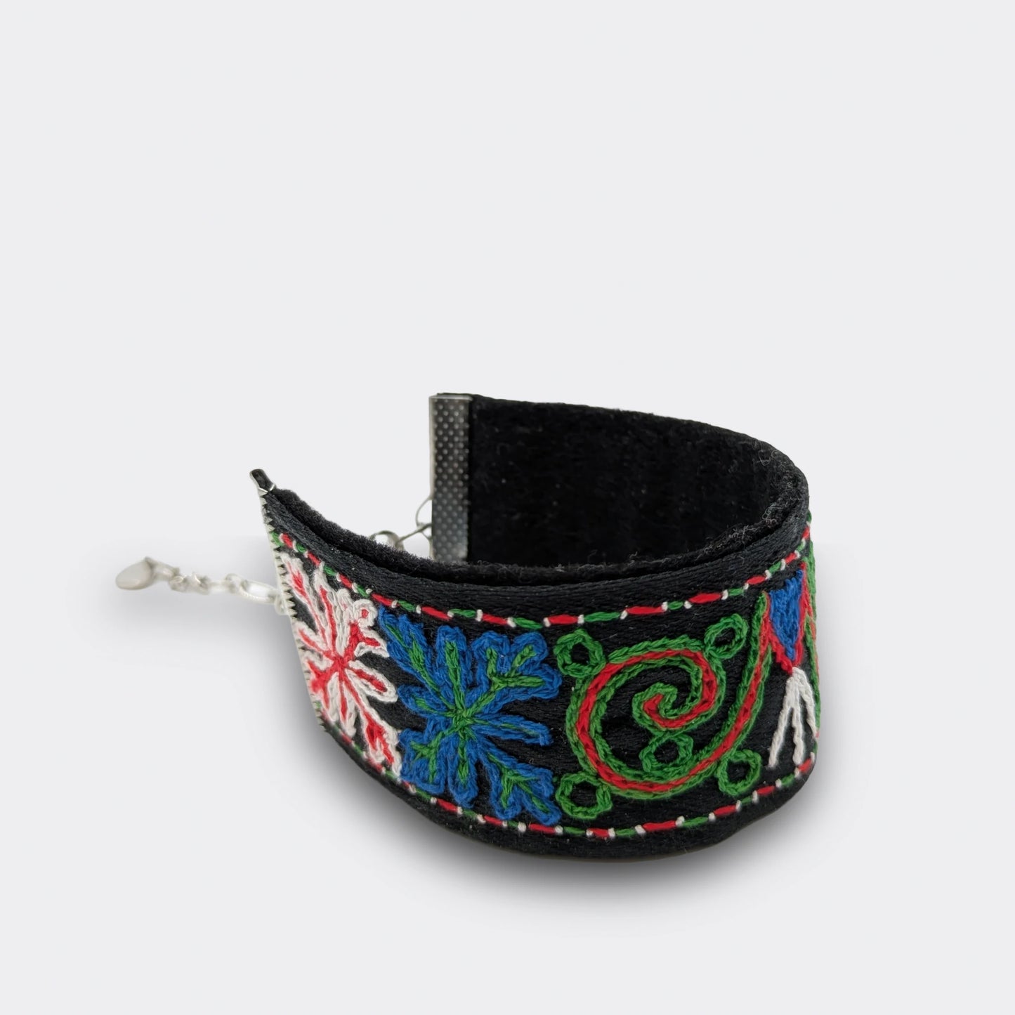 Bracelet à fond noir, broderie balkanique colorée, entièrement fait main en Serbie.