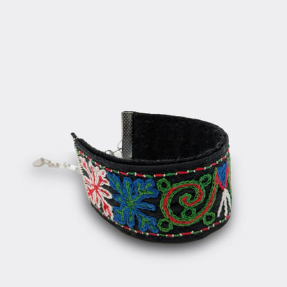 Bracelet à fond noir, broderie balkanique colorée, entièrement fait main en Serbie.