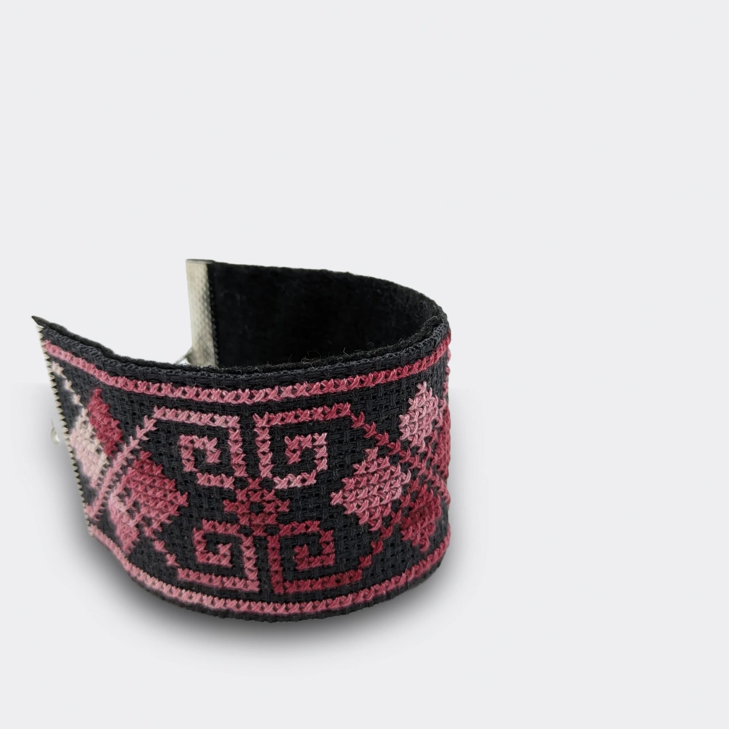 Bracelet manchette brodé artisanal en toile Panama décoré de fils rose grenat de différentes teintes. 