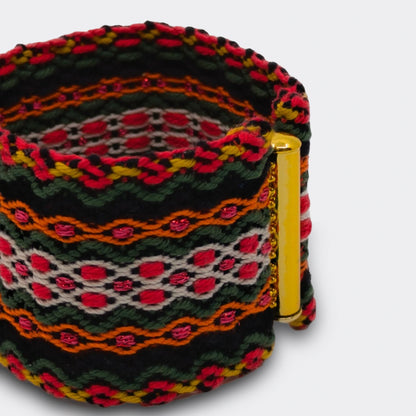 Bracelet aux couleurs très variées et aux figures géométriques inspirées du folklore de l'Europe de l'est. Détail.