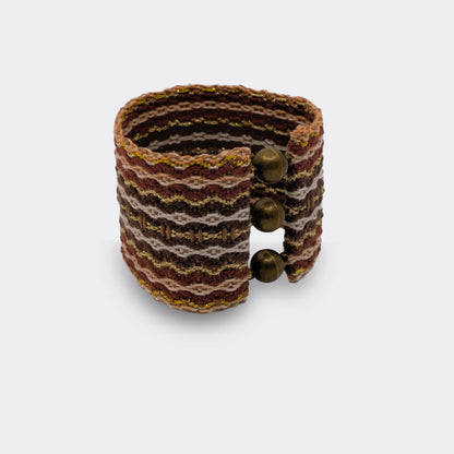Bijou textile fait main en Serbie, trame dense de fils bruns et or pour ce bracelet.