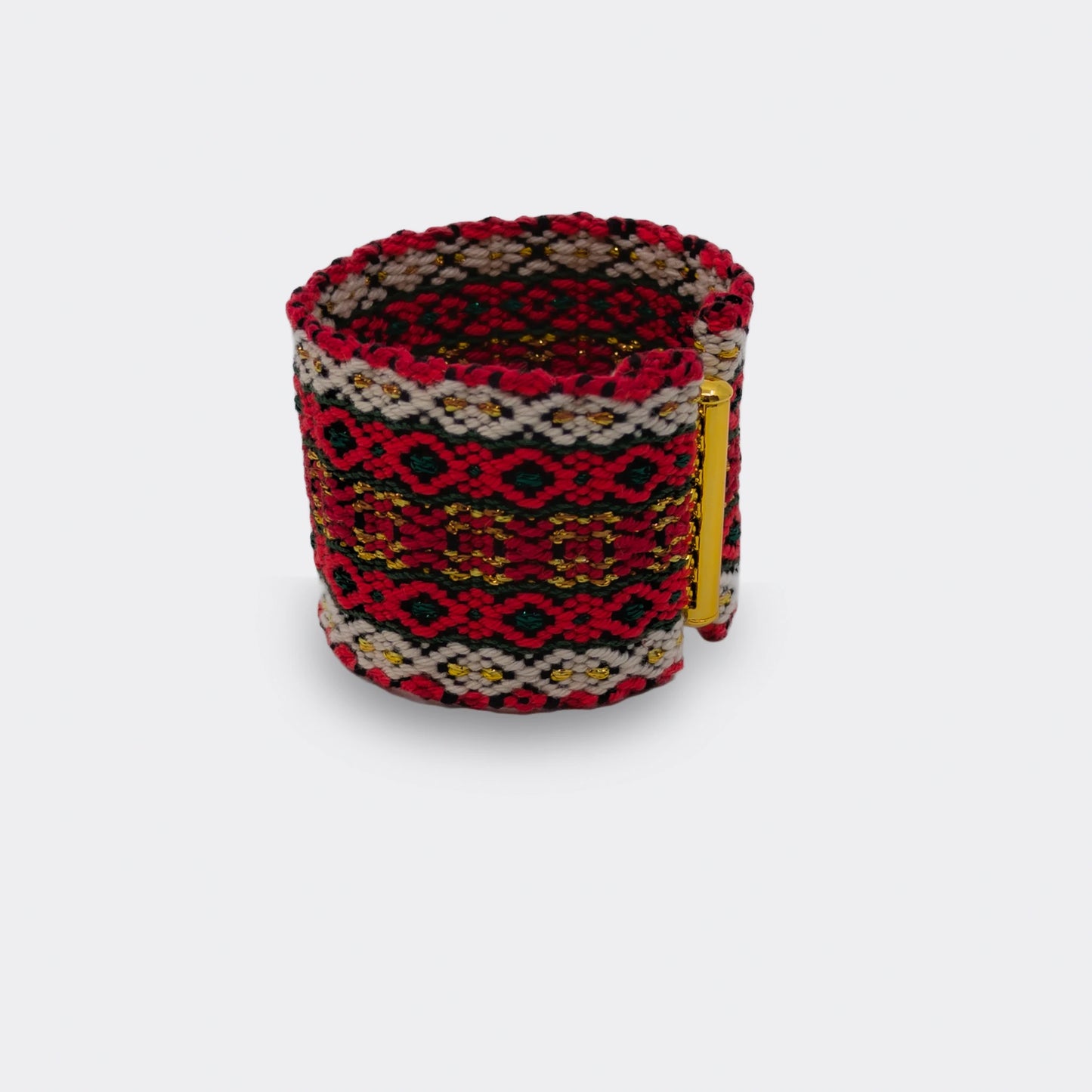 Bracelet en fils de coton entrelacés rouge, vert et blanc, bijou textile artisanal des Balkans d'inspiration tradionnelle, vue de face
