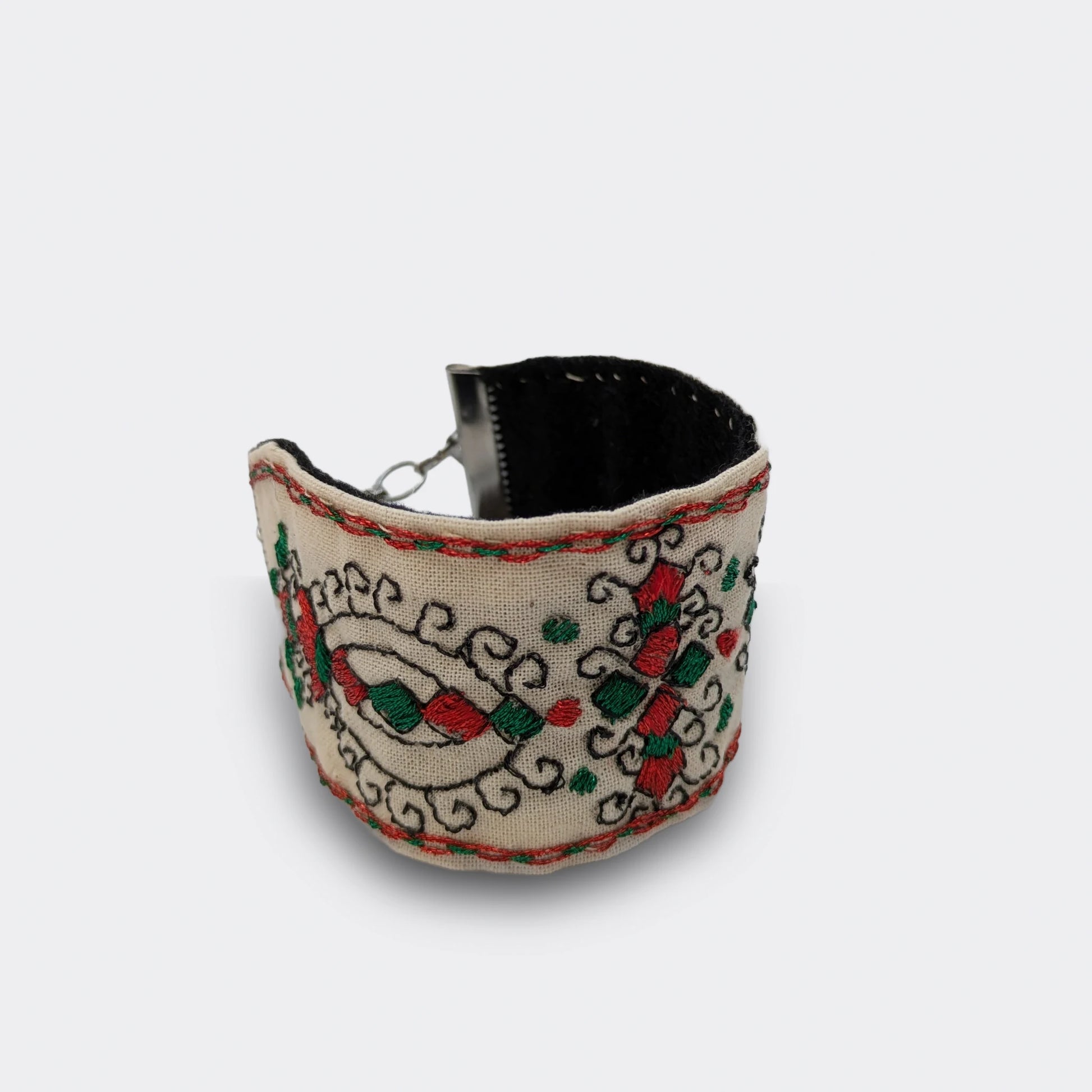Bracelet textile en toile américaine écrue, motifs géométriques et floraux rouges et verts, attaches acier hypoallergéniques 