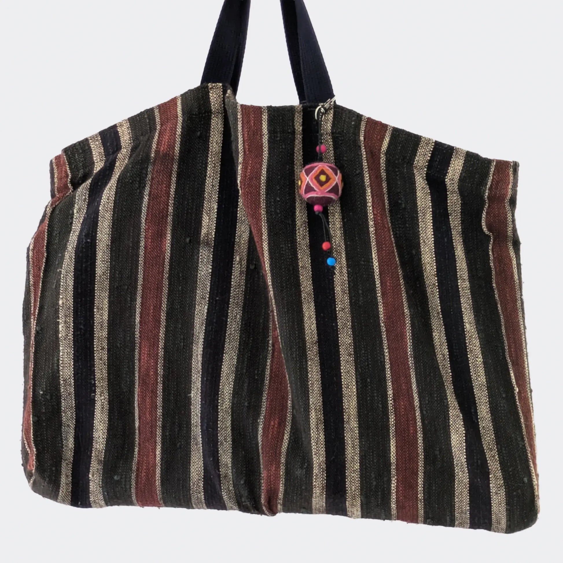 Breloque de sac rouge foncé en laine feutrée faite main sur sac multicolore