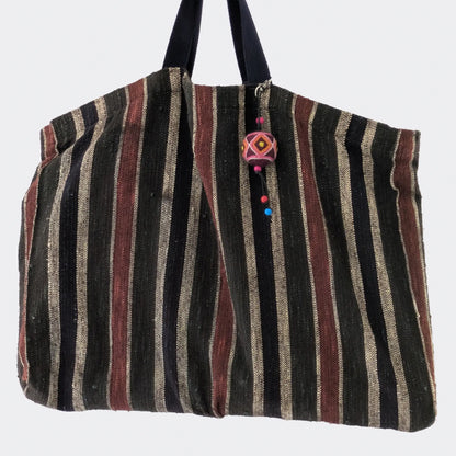 Breloque de sac rouge foncé en laine feutrée faite main sur sac multicolore