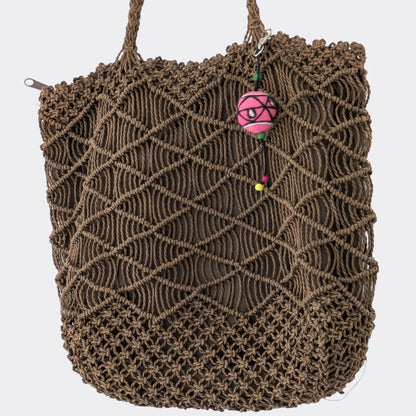 Breloque de sac avec boule en feutre de laine rose sur sac en corde