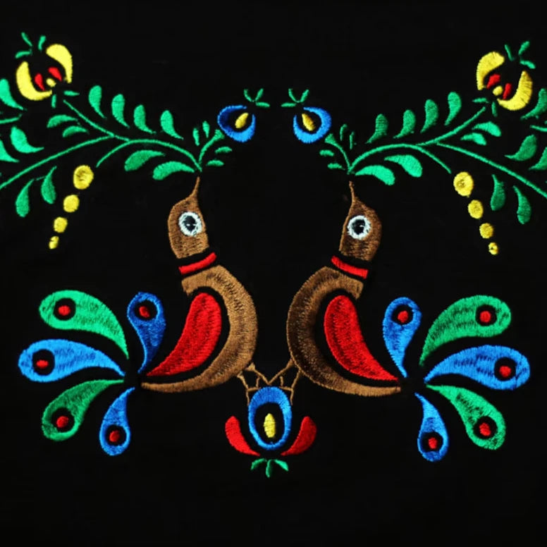 Détail de la magnifique broderie traditionnelle hongroise brodée sur le devant du T-shirt. La broderie intègre ici les magnifiques oiseaux si caractéristiques des broderies Matyó.