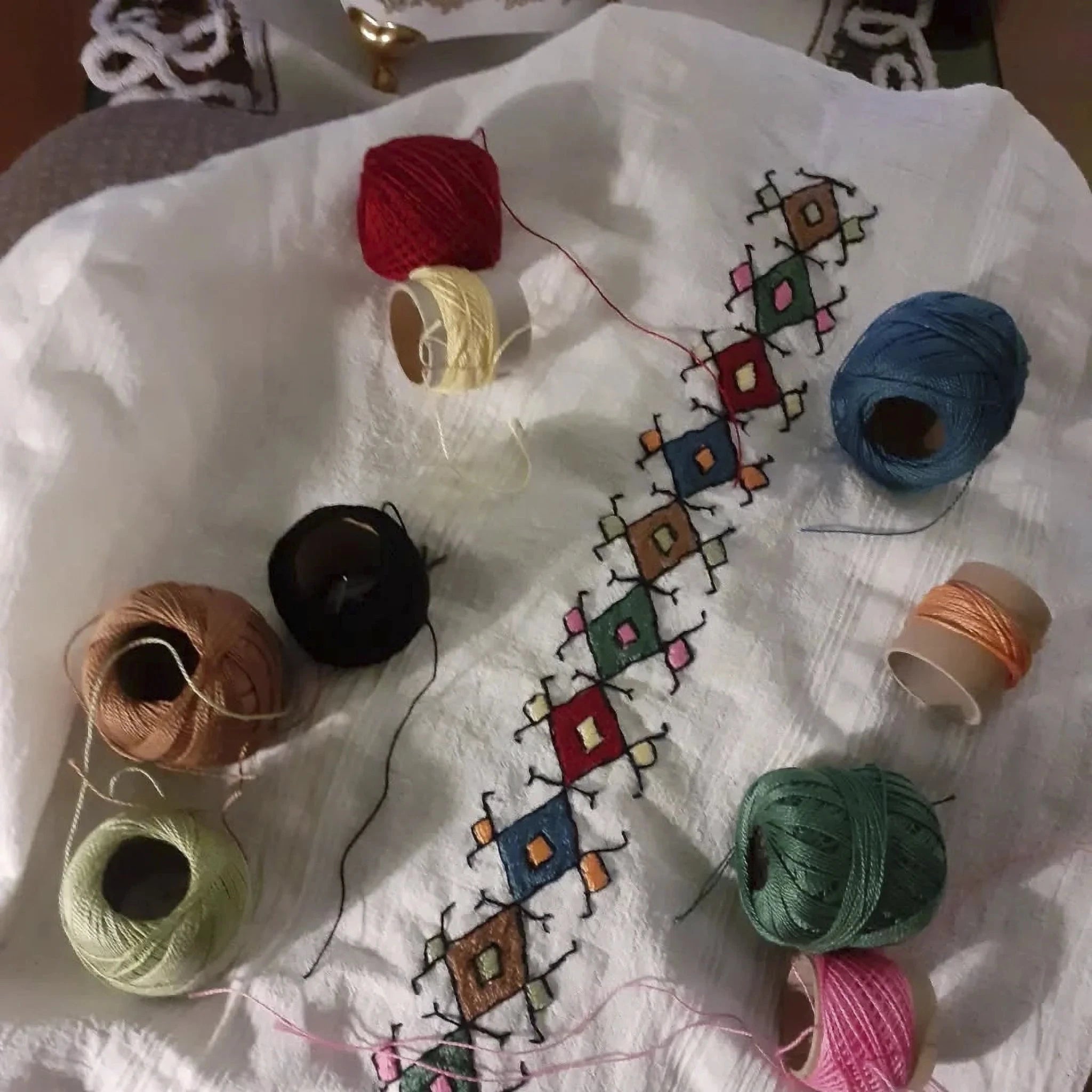 Pièces brodée avec les fils de couleur disposés autour