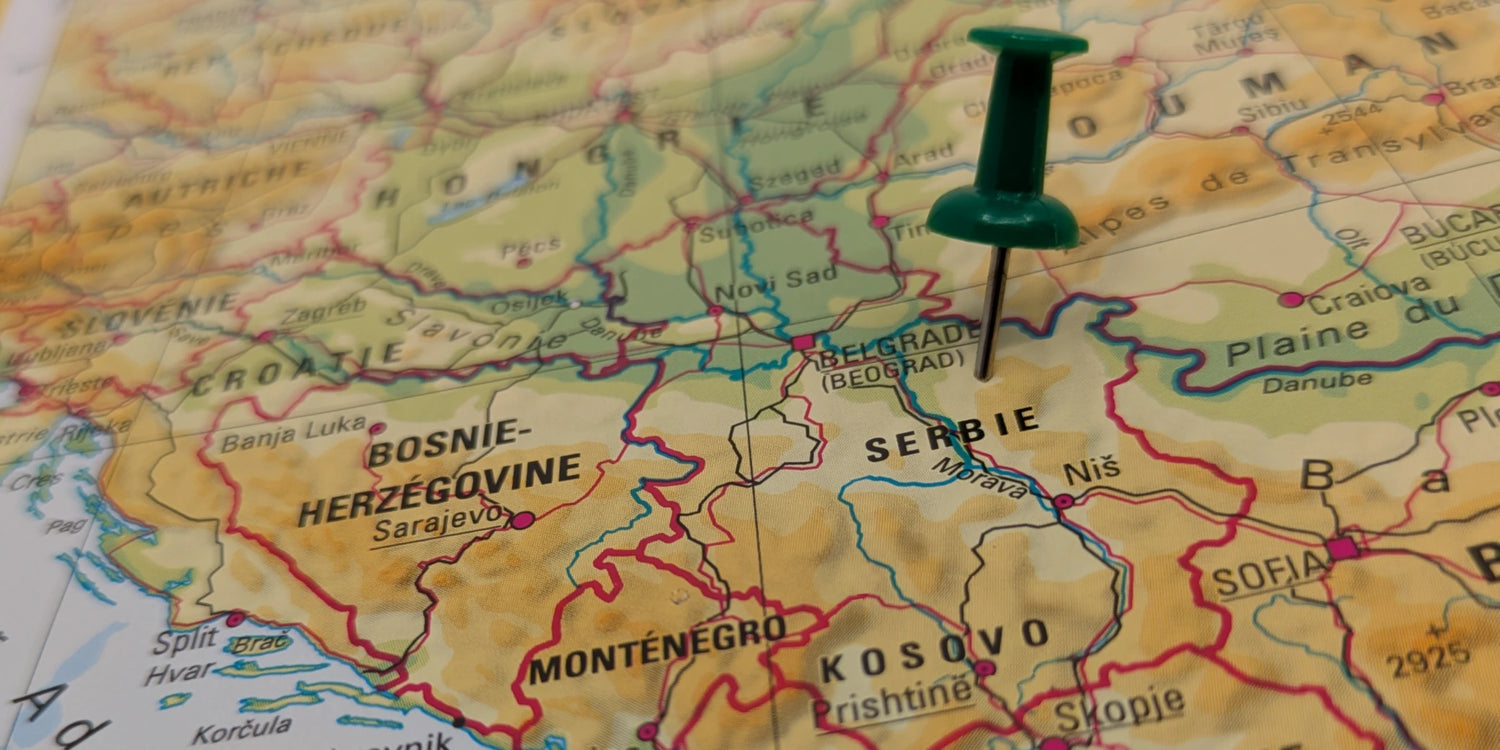 Carte de l'Europe de l'Est centrée sur la Serbie épinglée.