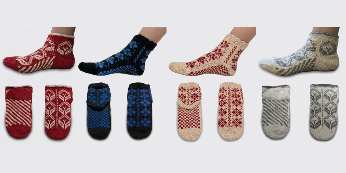 Quatre modèles de chaussettes en laine tricotées à la main en Serbie. Modèles à dominantes rouge, bleue, écrue et laine naturelle.