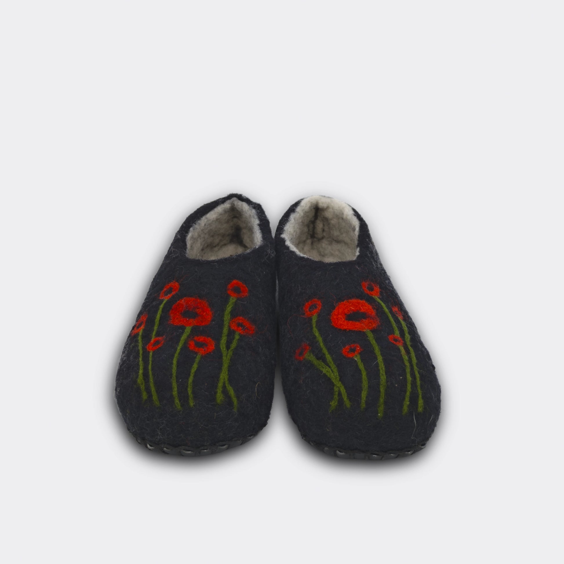 Chaussons en feutre entièrement faits main, de couleur noire avec de jolis coquelicots dessinées dessus.