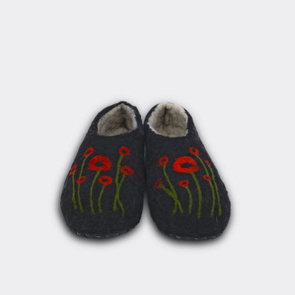 Chaussons en feutre entièrement faits main, de couleur noire avec de jolis coquelicots dessinées dessus.
