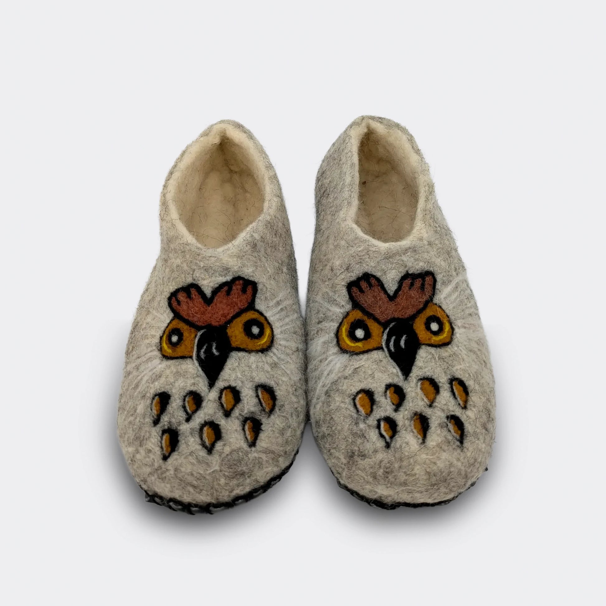 Chausson en feutre gris orné d’un motif stylisé de chouette, semelle cousue main, confort artisanal de Serbie, vue de face.