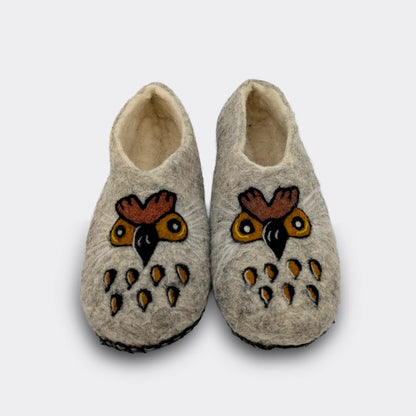 Chausson en feutre gris orné d’un motif stylisé de chouette, semelle cousue main, confort artisanal de Serbie, vue de face.
