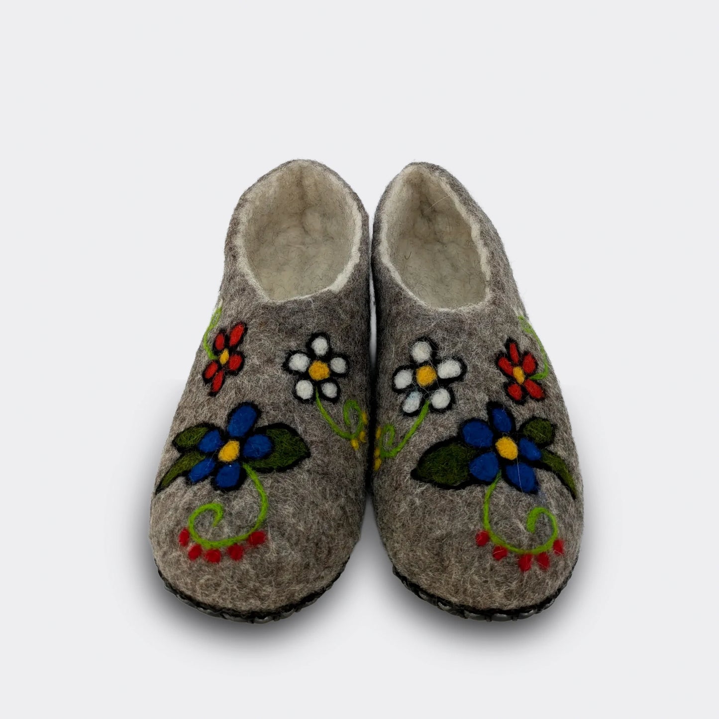 Chausson artisanal en laine feutrée orné de fleurs folkloriques rouges, bleues et blanches, fabriqué en Serbie – vue de face