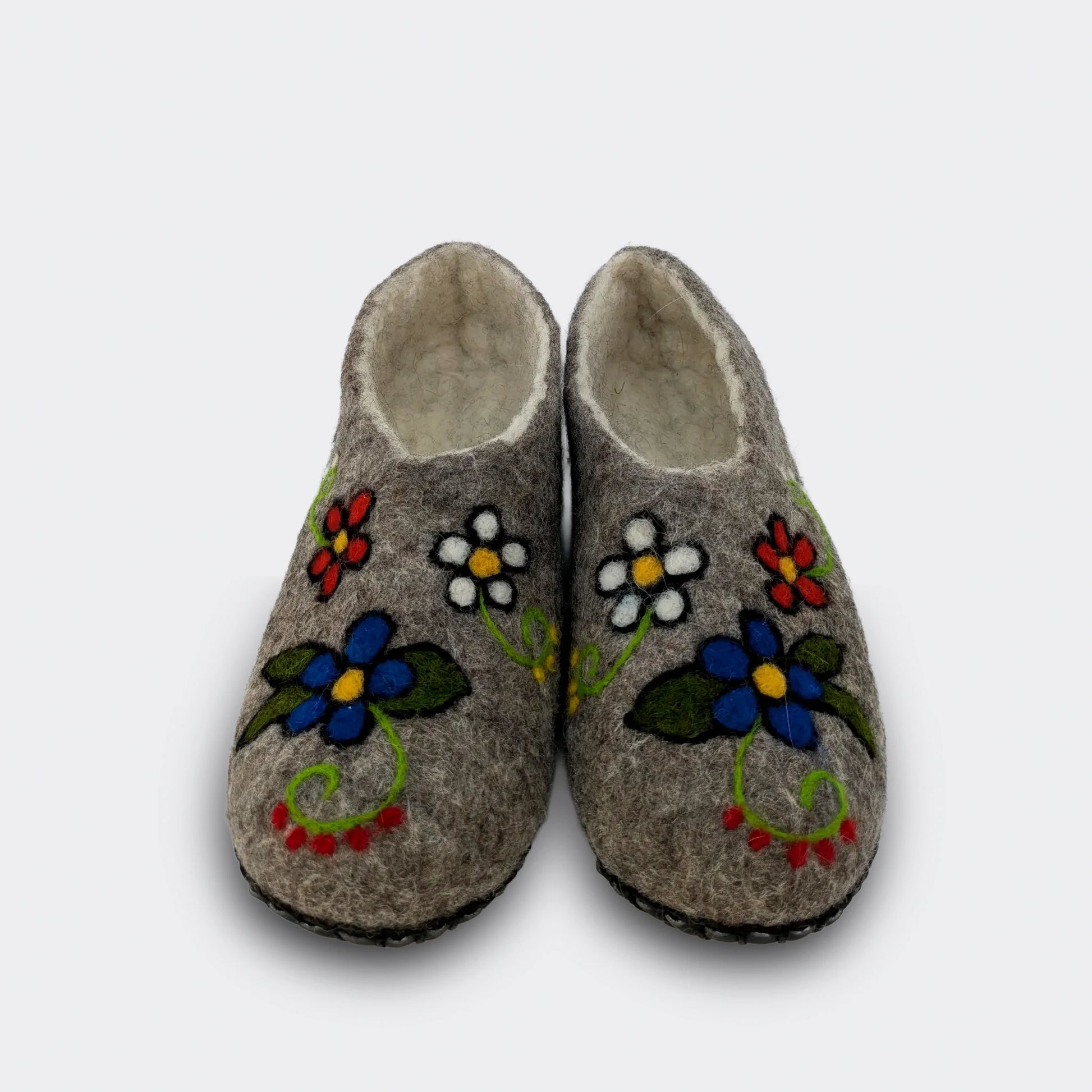 Chausson artisanal en laine feutrée orné de fleurs folkloriques rouges, bleues et blanches, fabriqué en Serbie – vue de face