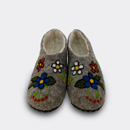 Chausson artisanal en laine feutrée orné de fleurs folkloriques rouges, bleues et blanches, fabriqué en Serbie – vue de face
