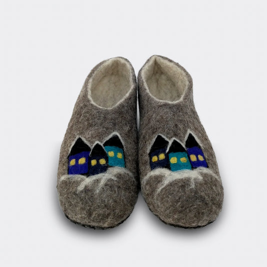 Vue de face d’un chausson en feutre gris décoré de petites maisons naïves colorées, laine chaude et souple, semelle cousue – vue de face