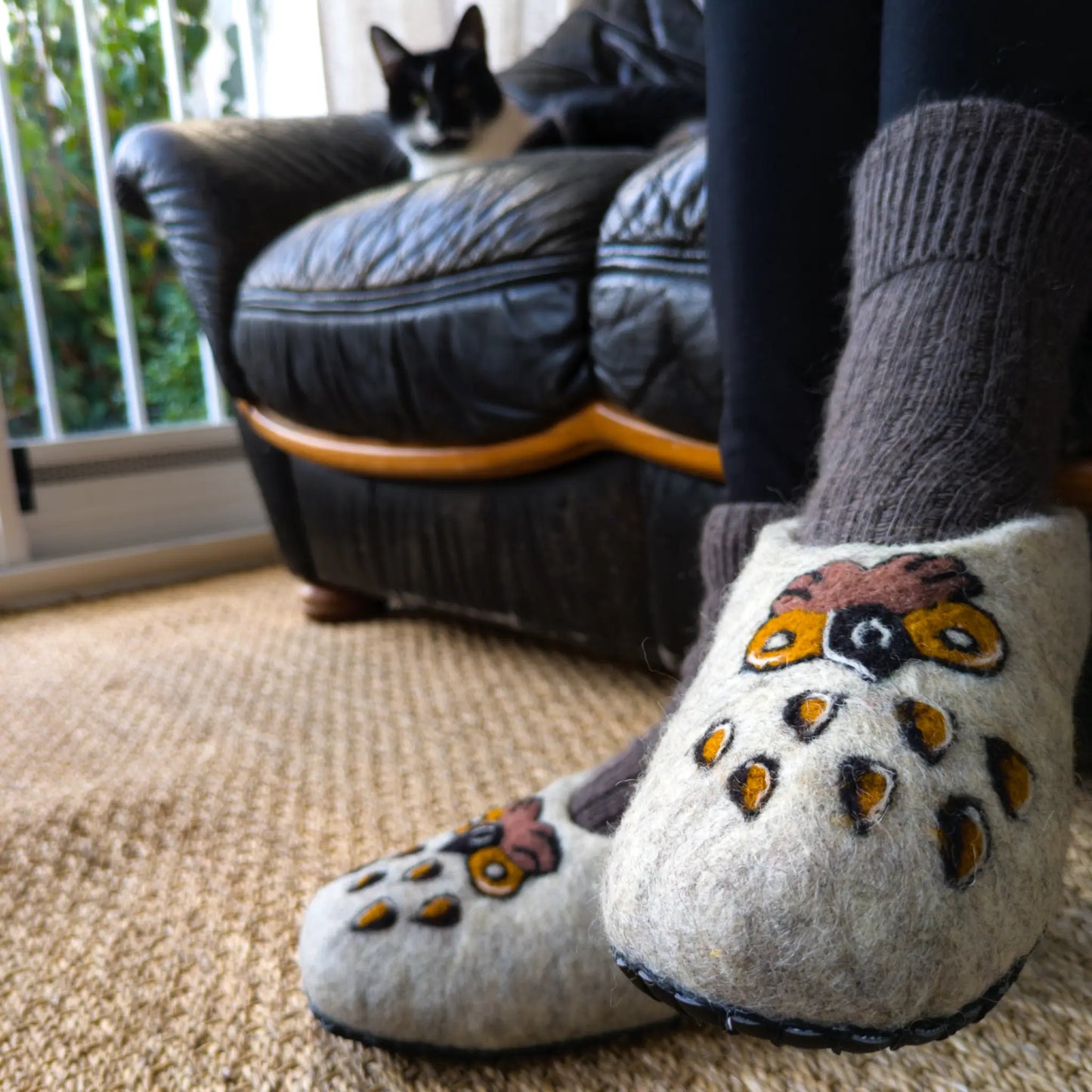 dessin d'une chouette sur des chaussons gris en feutre faits à la main en Serbie