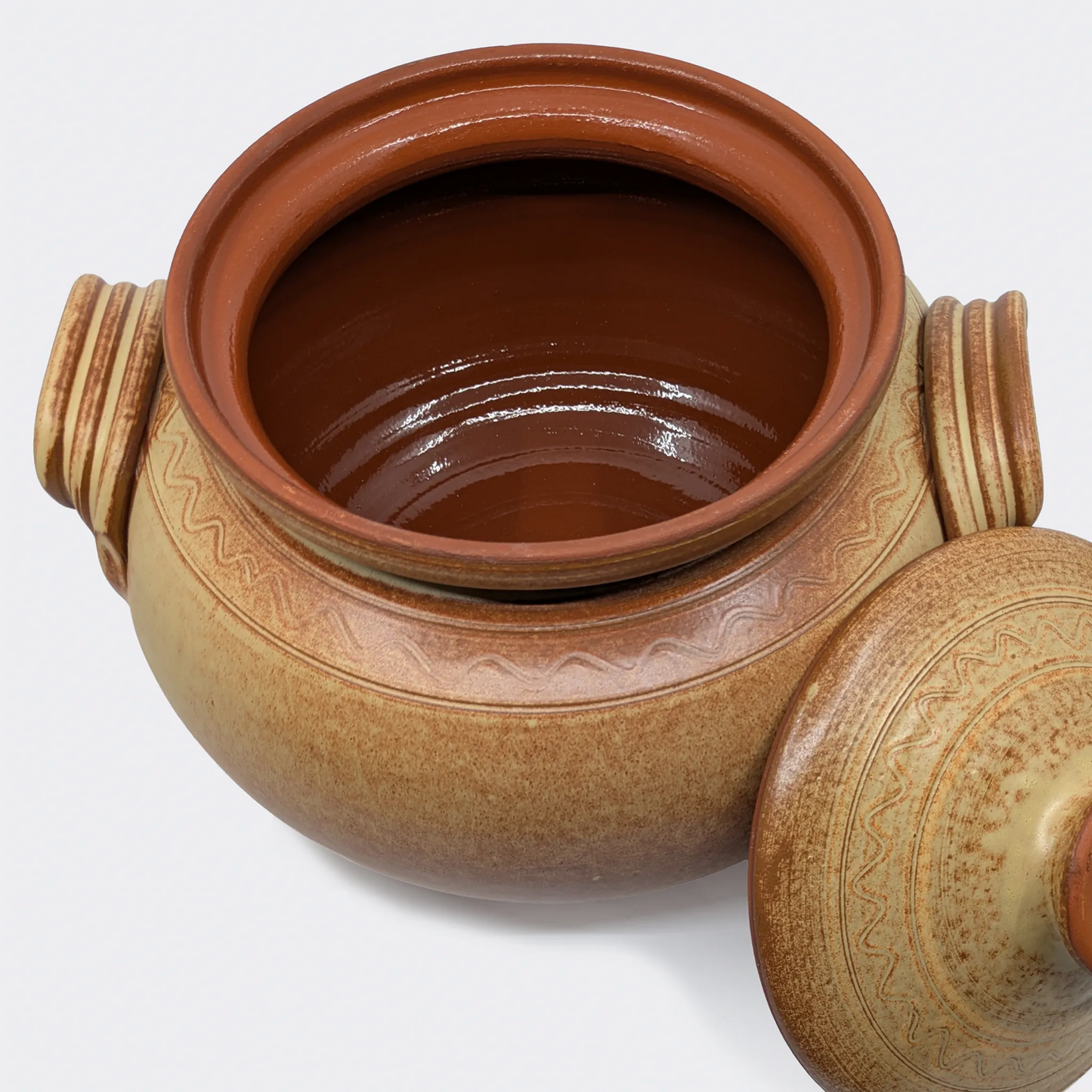 Cocotte en argile 10 litres avec couvercle ouvert montrant l’intérieur émaillé, poterie culinaire artisanale de Corund.