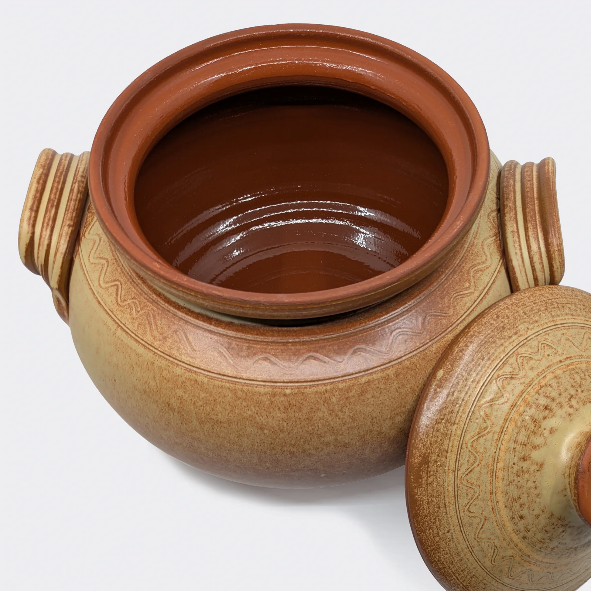 Cocotte en argile 10 litres avec couvercle ouvert montrant l’intérieur émaillé, poterie culinaire artisanale de Corund.