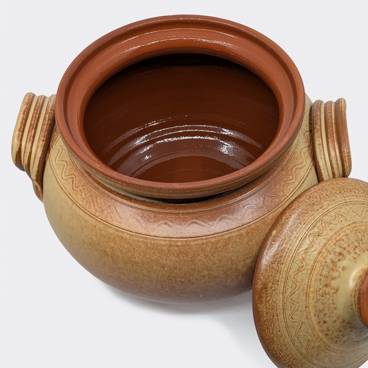 Cocotte en argile 10 litres avec couvercle ouvert montrant l’intérieur émaillé, poterie culinaire artisanale de Corund.