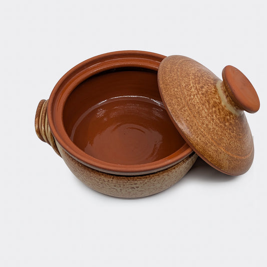 Cocotte en argile 2 litres avec couvercle ouvert montrant l’intérieur émaillé, poterie culinaire artisanale de Corund.