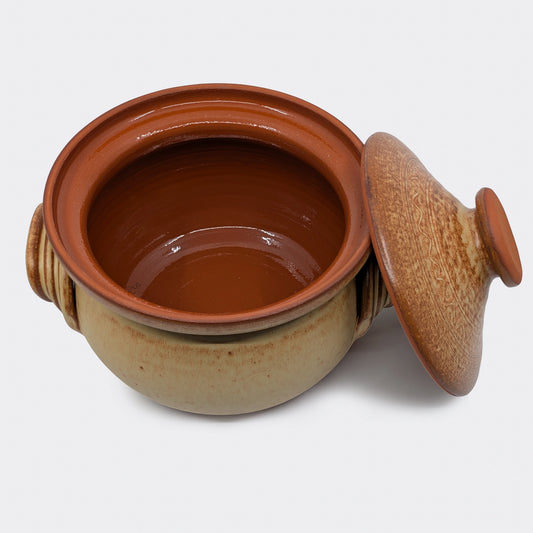 Cocotte en argile 4 litres avec couvercle ouvert révélant l’intérieur émaillé, poterie traditionnelle de Corund.