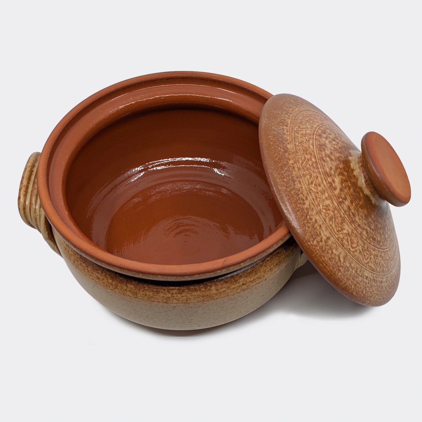 Cocotte en argile 5 litres avec couvercle ouvert montrant l’intérieur émaillé, poterie artisanale roumaine de Corund.