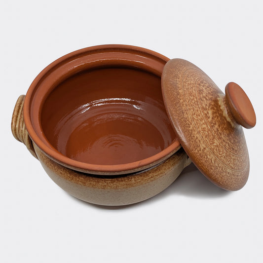 Cocotte en argile 5 litres avec couvercle ouvert montrant l’intérieur émaillé, poterie artisanale roumaine de Corund.