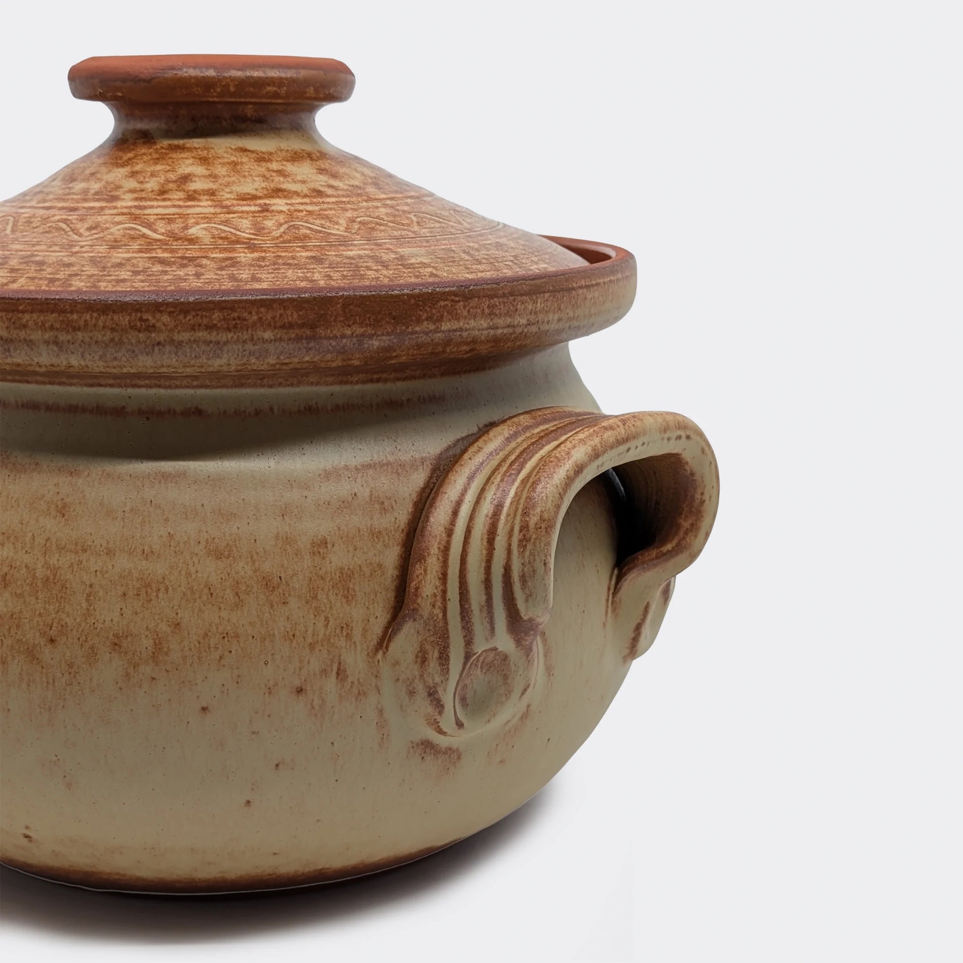 Profil d’une cocotte en argile 4 litres de Corund, poterie culinaire pour cuisson au four et plats mijotés.