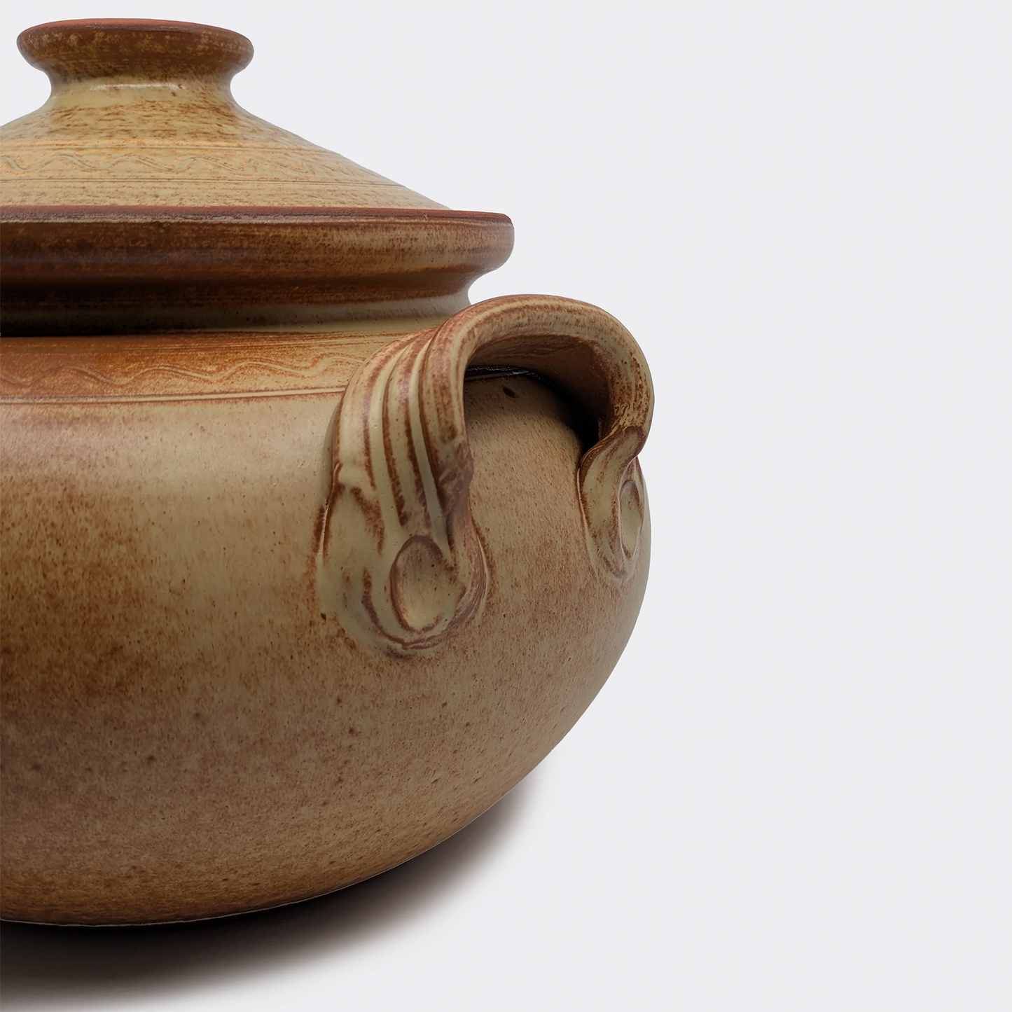 Profil d’une cocotte en argile 10 litres pour cuisson mijotée au four, poterie traditionnelle de Corund.