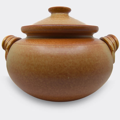 Cocotte en terre cuite artisanale 10 litres fabriquée à Corund en Transylvanie pour cuisson au four et plats mijotés.