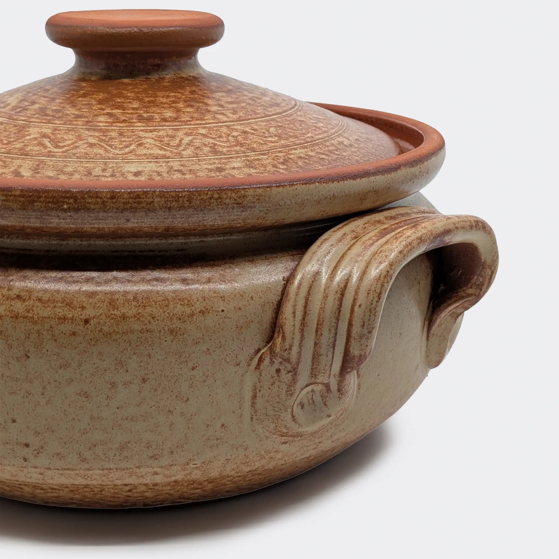 Profil d’une cocotte en terre cuite 5 litres fabriquée à Corund, pot en argile pour cuisson lente et mijotée.