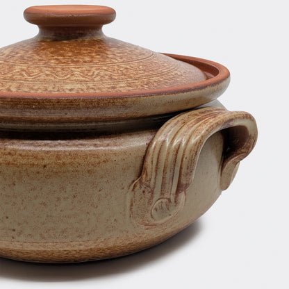 Profil d’une cocotte en terre cuite 5 litres fabriquée à Corund, pot en argile pour cuisson lente et mijotée.