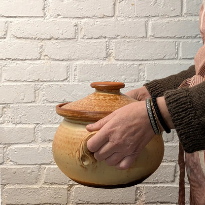 Cocotte traditionnelle en terre cuite 4 litres tenue dans les mains, poterie artisanale de Corund pour cuisine mijotée.