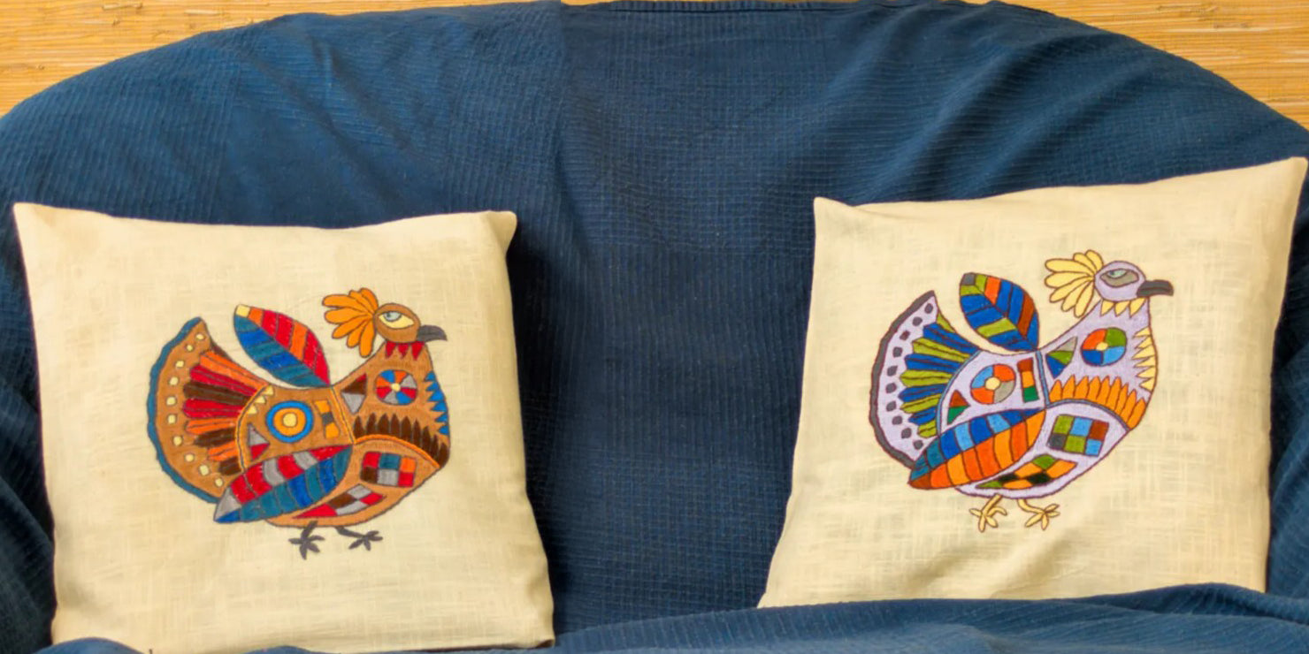 Image de menu des housses de coussins brodées. Ici deux housses brodées avec une poule.
