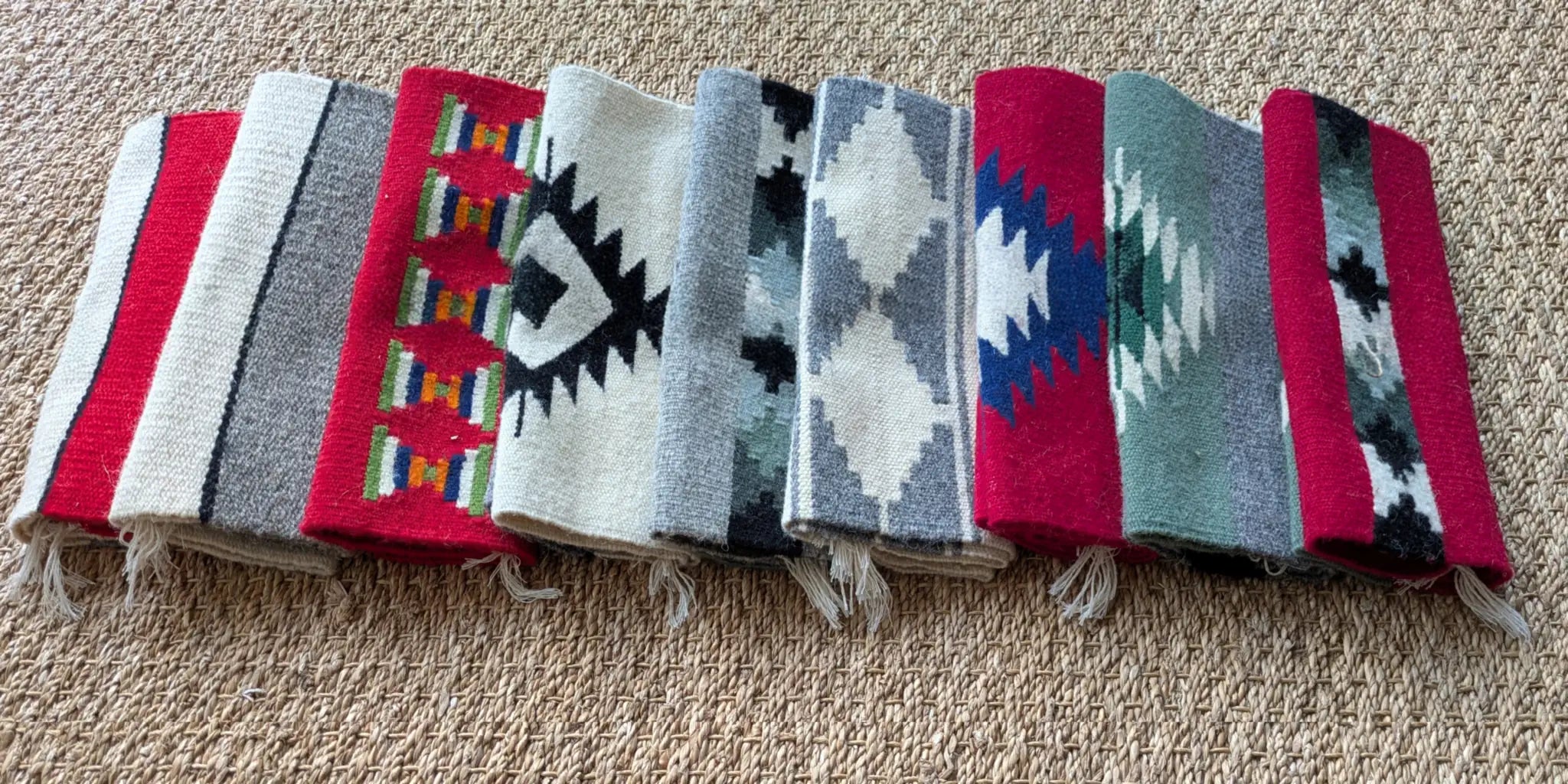 Tapis artisanaux 30×60 cm en laine, réalisés à la main par Svetlana à Pljevlja. Motifs traditionnels des Balkans.