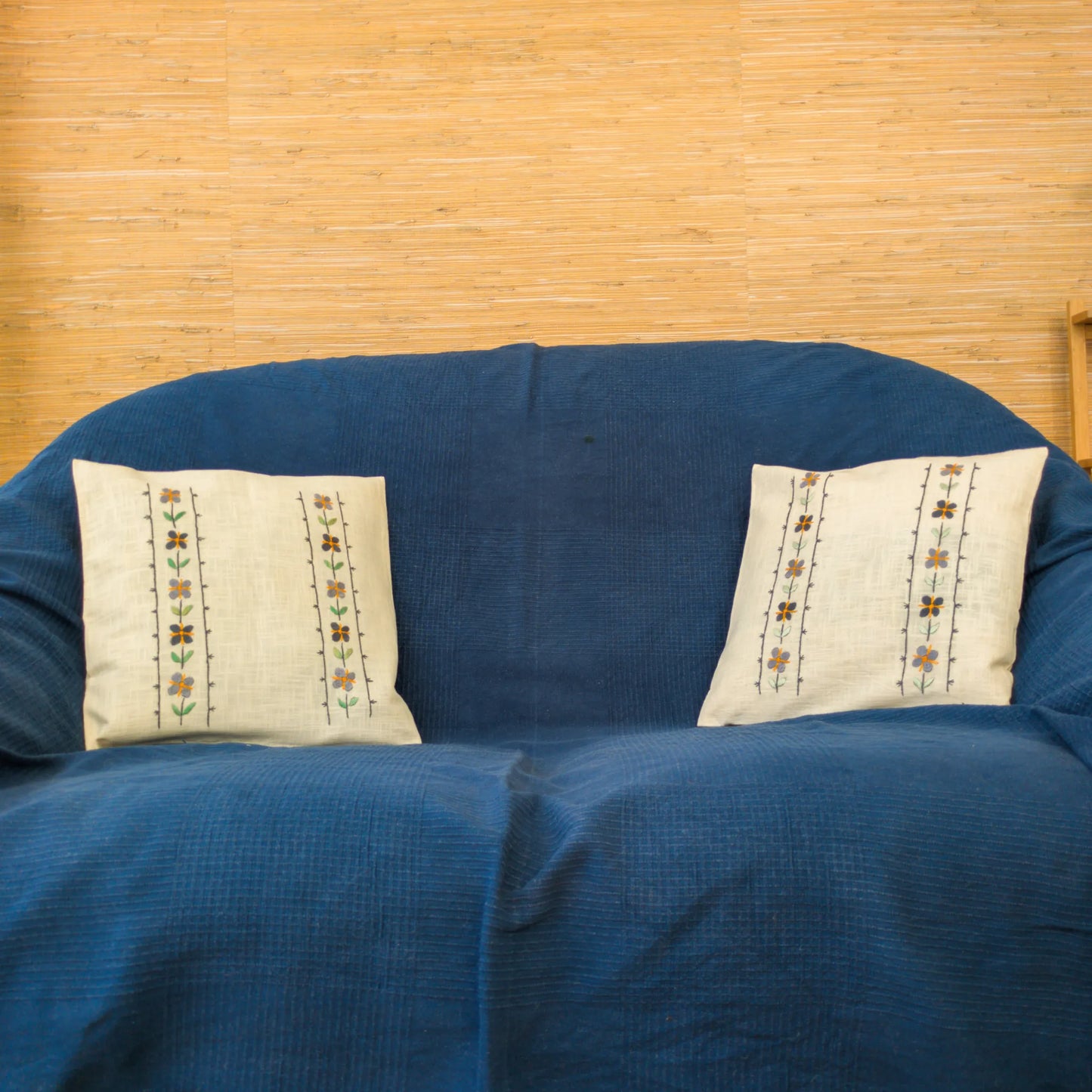 housses de coussins avec des fleurettes à la verticale de part et d'autres