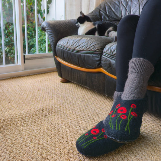Chaussons noir en feutre avec des coquelicots dessinés sur le devant. Tout est fait main, artisanat de l'Est