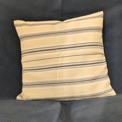 Housse de coussin textile, tchèque, tissée à la main, rayures formant des contrastes noir et crème.