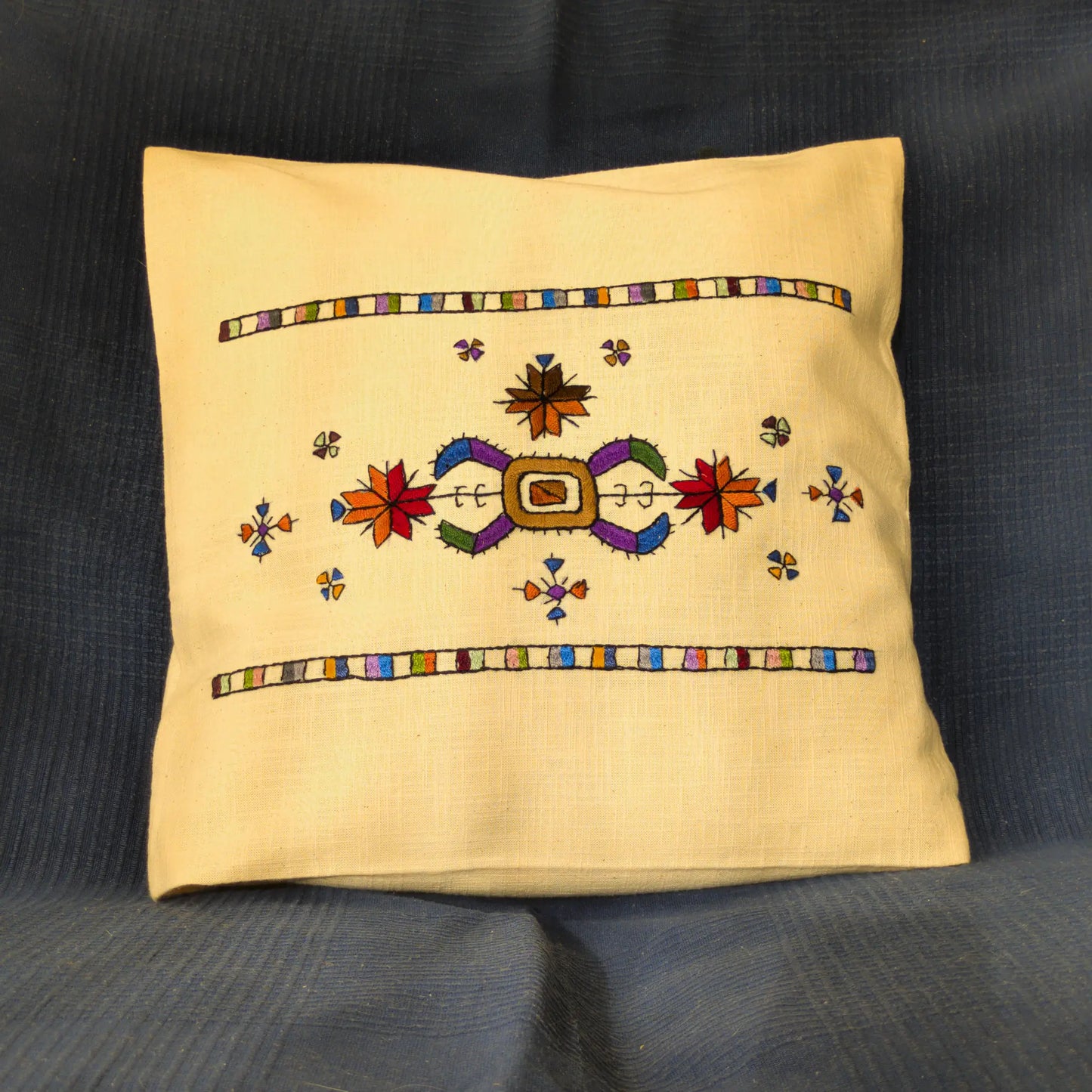 Motif central coloré inspiré du folklore du Kosovo, broderie manuelle sur lin.