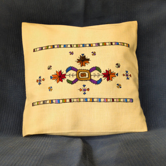 Motif central coloré inspiré du folklore du Kosovo, broderie manuelle sur lin.