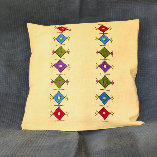 Housse de coussin en lin lavé brodée de frises de losanges inspirées de Šumadija région en Serbie.