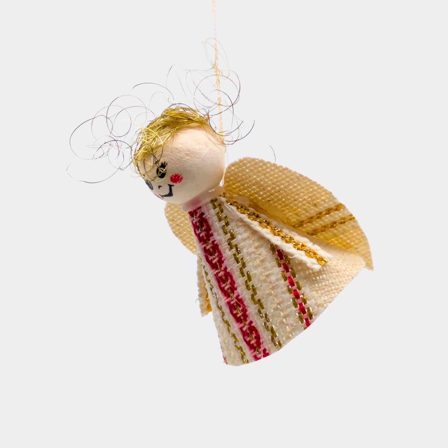 Angelot fait main en tissu rouge et doré. Une décoration artisanale typique d’Europe centrale, conçue pour être suspendue au sapin ou à une branche décorative. Un motif doux et traditionnel.